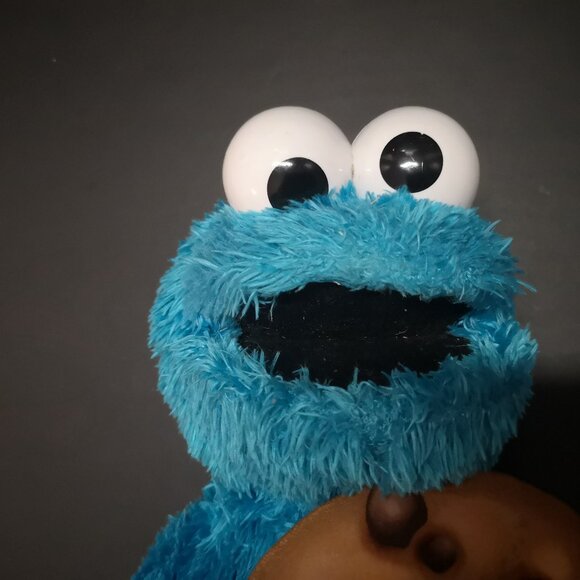 Hasbro Sesame Street Peekaboo Blue Cookie Monster Talking Plush Toy 13" - Picture 4 of 6